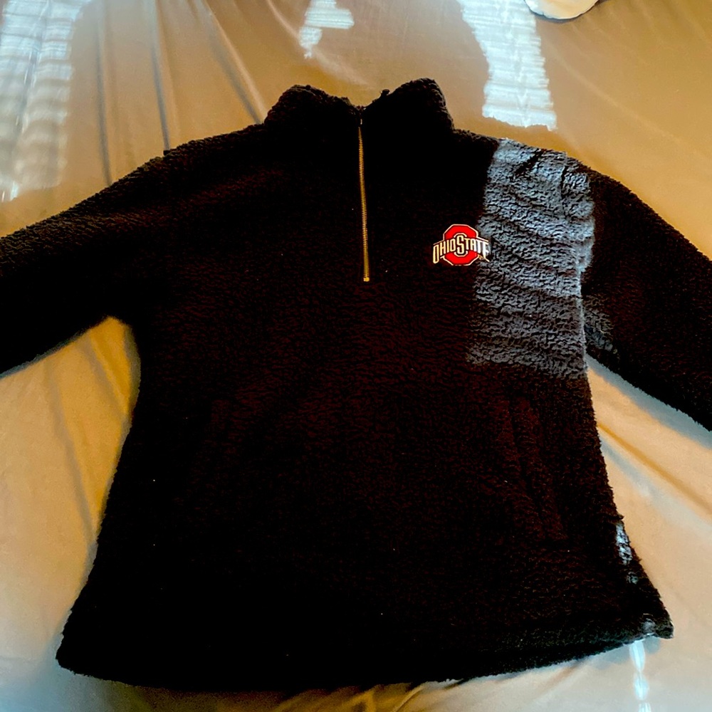 Ohio state sherpa. Barely worn but women’s fit. XL Ohio state logo embroidered.